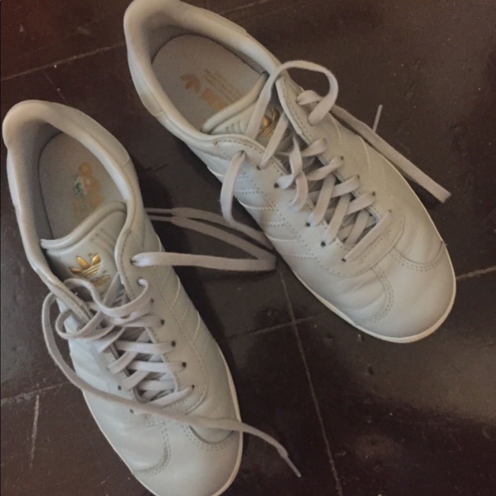 Adidas Gazelle. Gold details